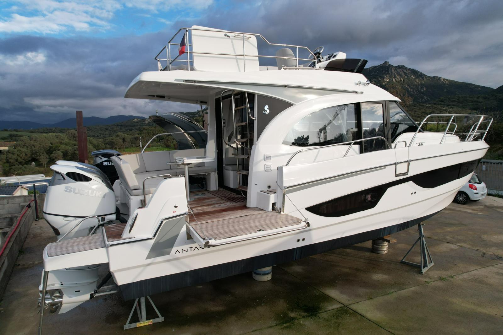 Beneteau Antares 11 OB Fly